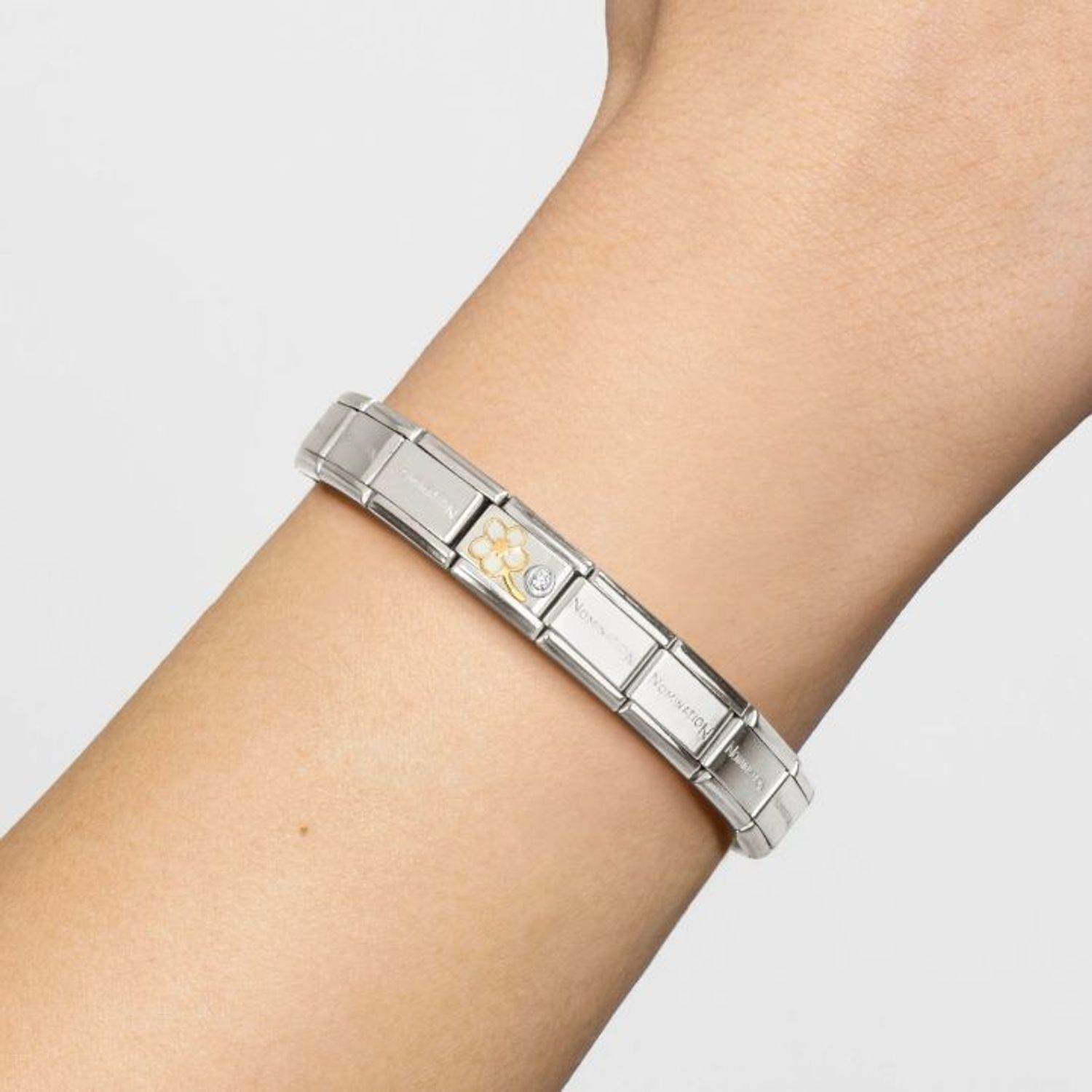 Charms Nomination Link 18K zawieszka złoto Biała Niezapominajka 630302 10.jpg